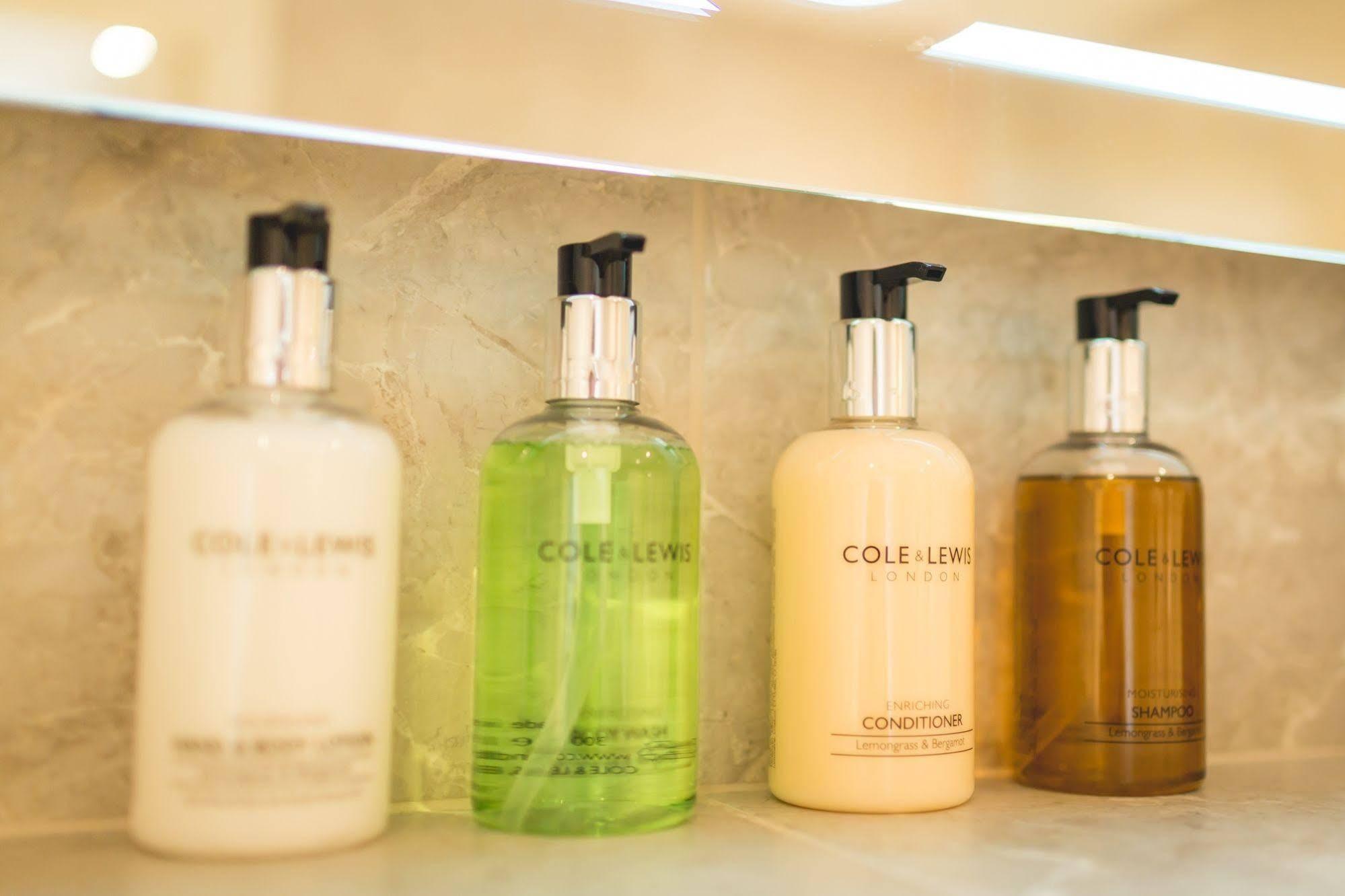 The Bower Inn بريدجواتر المظهر الخارجي الصورة A selection of toiletries