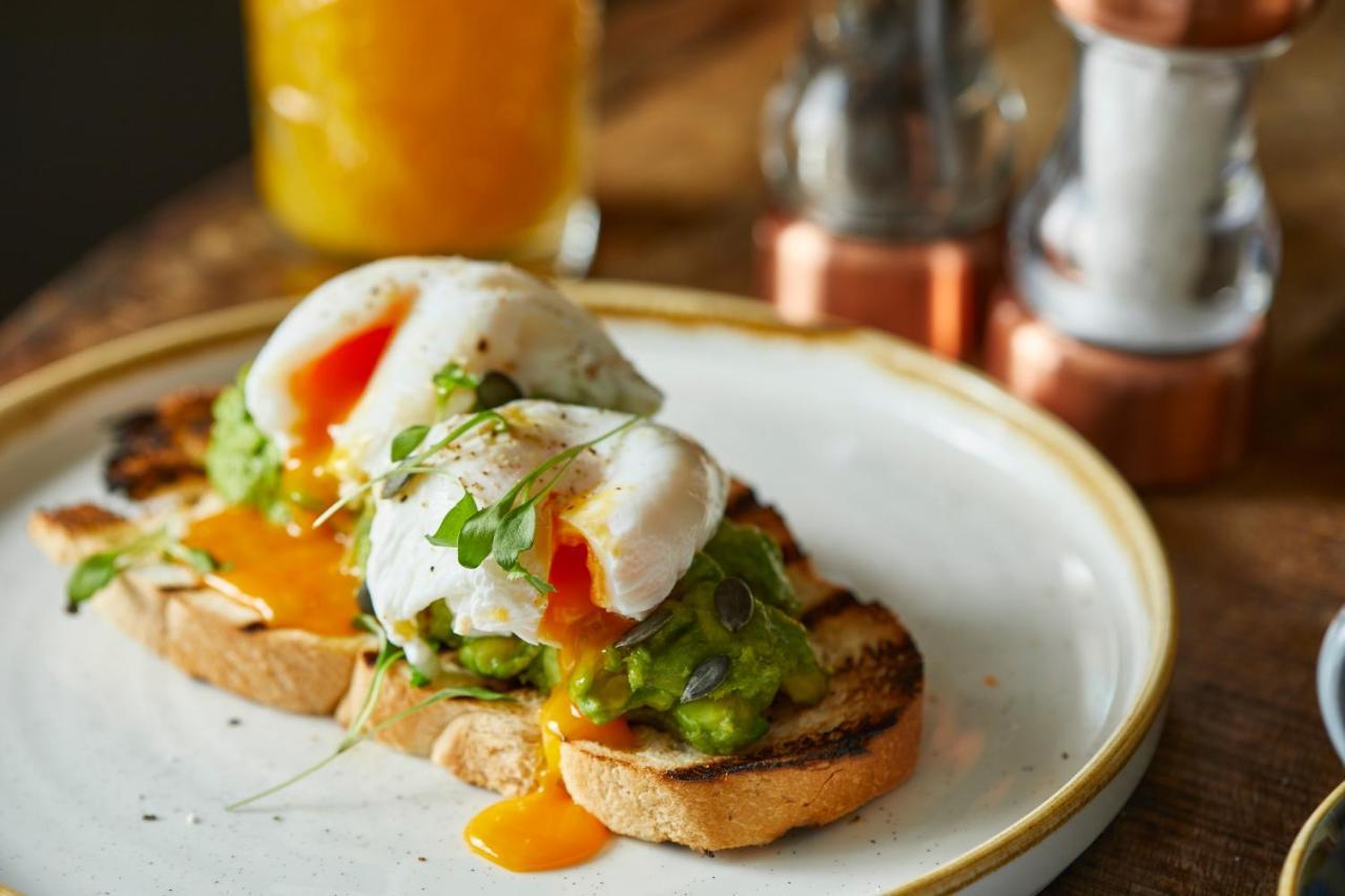 The Bower Inn بريدجواتر المظهر الخارجي الصورة Avocado on toast with a poached egg