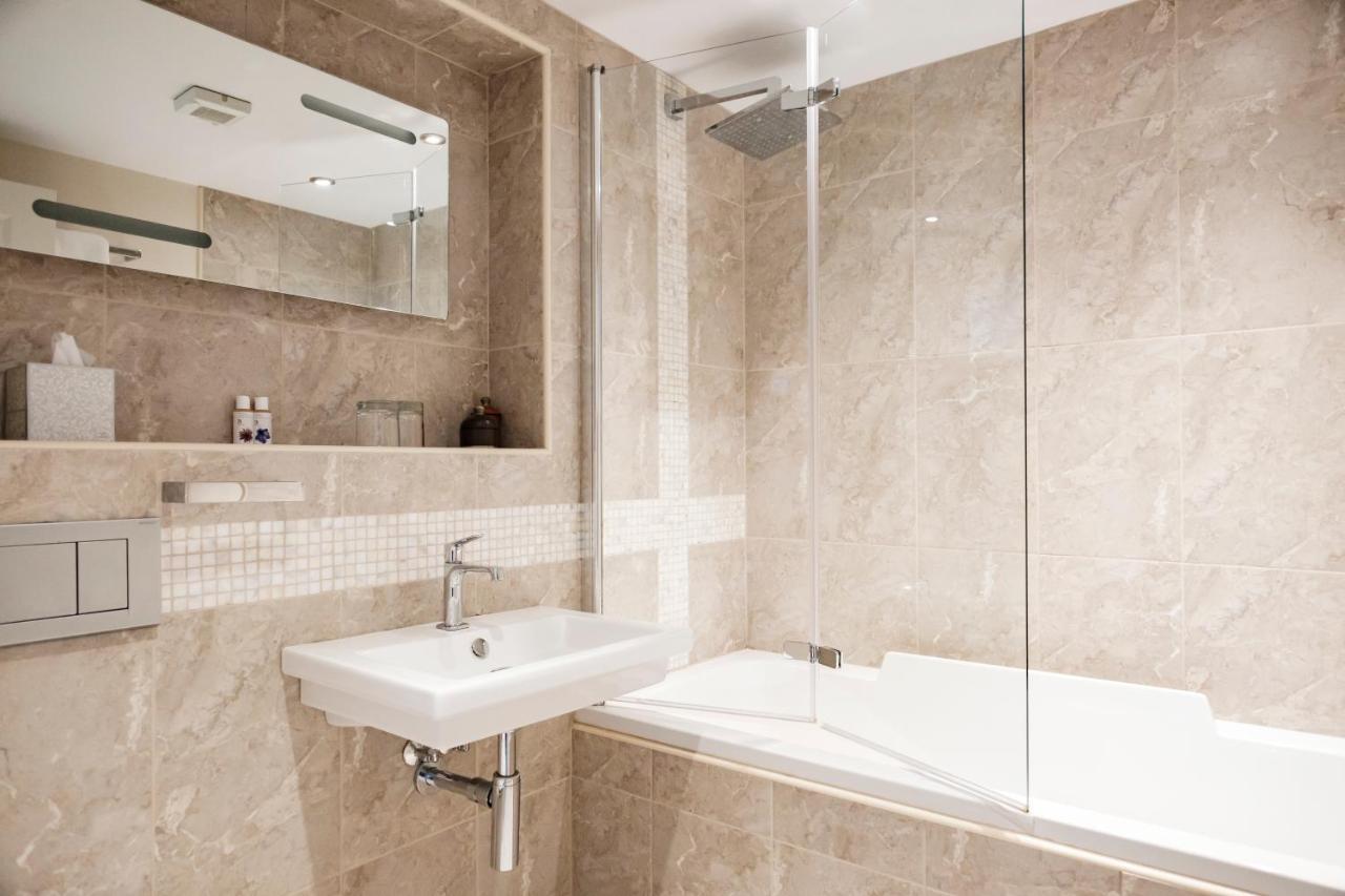 The Bower Inn بريدجواتر المظهر الخارجي الصورة Bathroom with shower screen