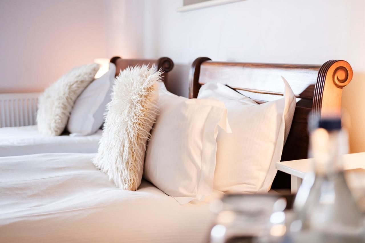 The Bower Inn بريدجواتر المظهر الخارجي الصورة A bed with pillows