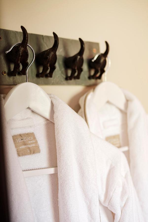 The Bower Inn بريدجواتر المظهر الخارجي الصورة A white coat