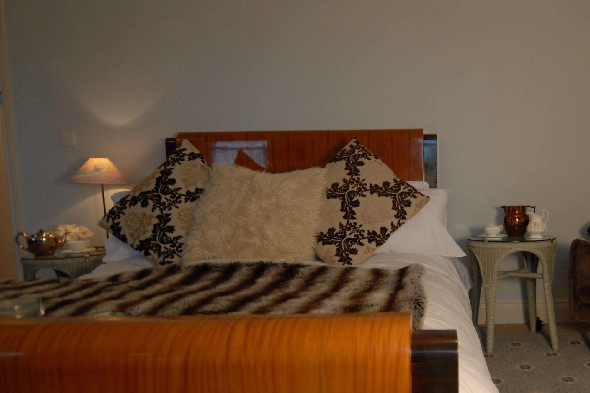 The Bower Inn بريدجواتر المظهر الخارجي الصورة A bed with a mink throw